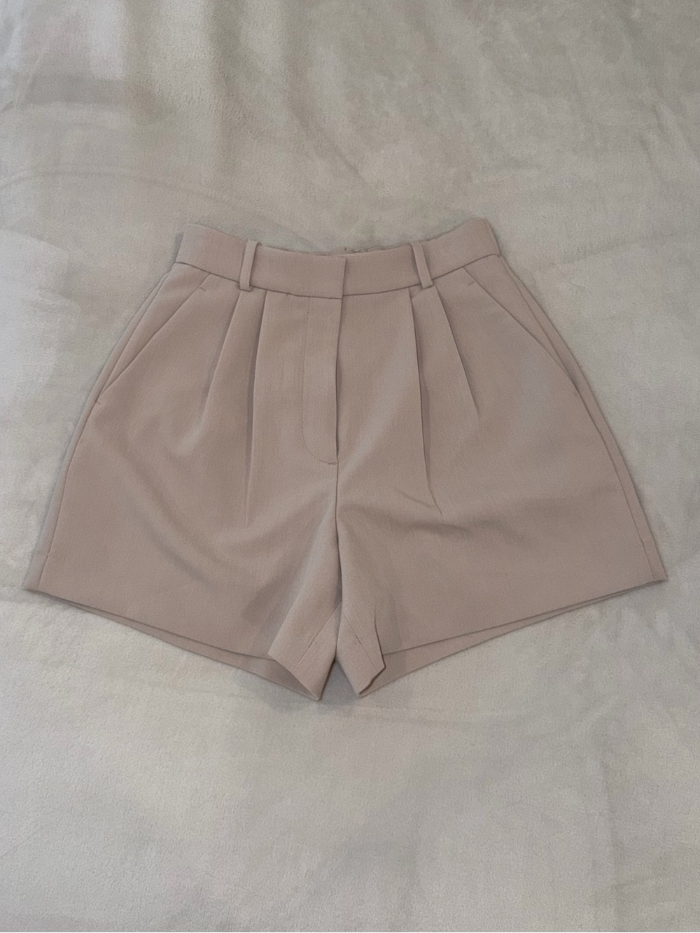 Abercrombie & Fitch High-Waist Tailored Shorts in Light Taupe